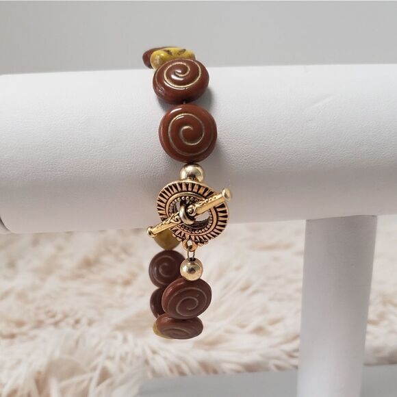 𝅺wooden carved swirl bracelet with toggle clasp - Picture 4 of 14